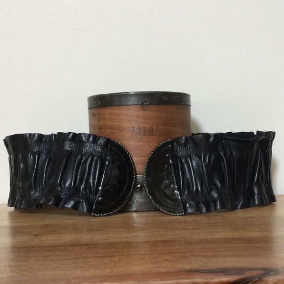 Black ruffled stretch belt with metal hook and loop buckle main image 7